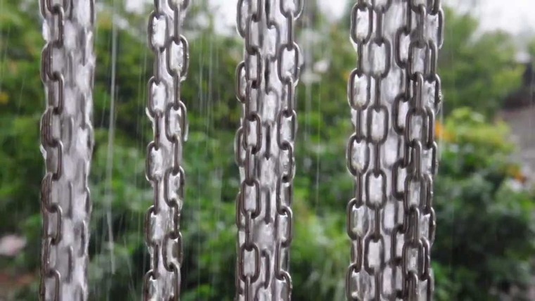 Tout savoir sur les chaînes de pluie pour gouttières