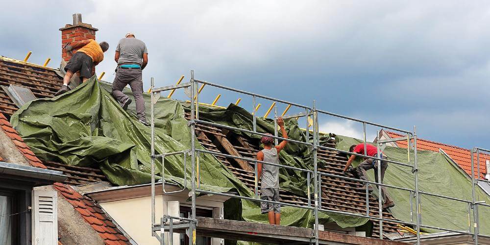 Comment installer une bâche de toiture ?