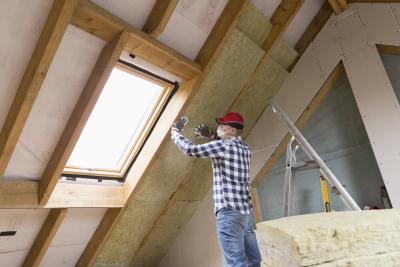 Comment poser des panneaux isolants en laine de roche ?