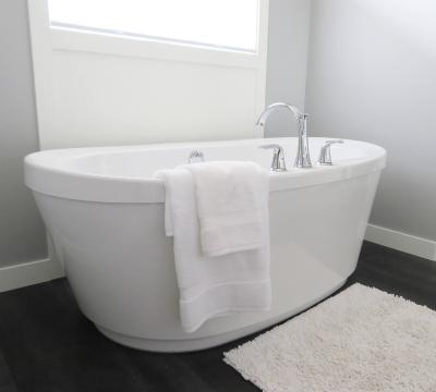 Guide Pratique pour Déboucher sa Baignoire sans Faire Appel à un Plombier