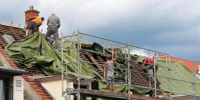 Comment installer une bâche de toiture ?
